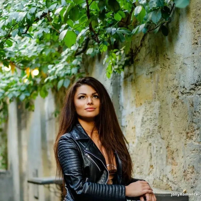 Anna, 33
